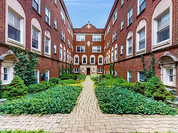 3rd image of 1546 W Sherwin Ave APT 2N