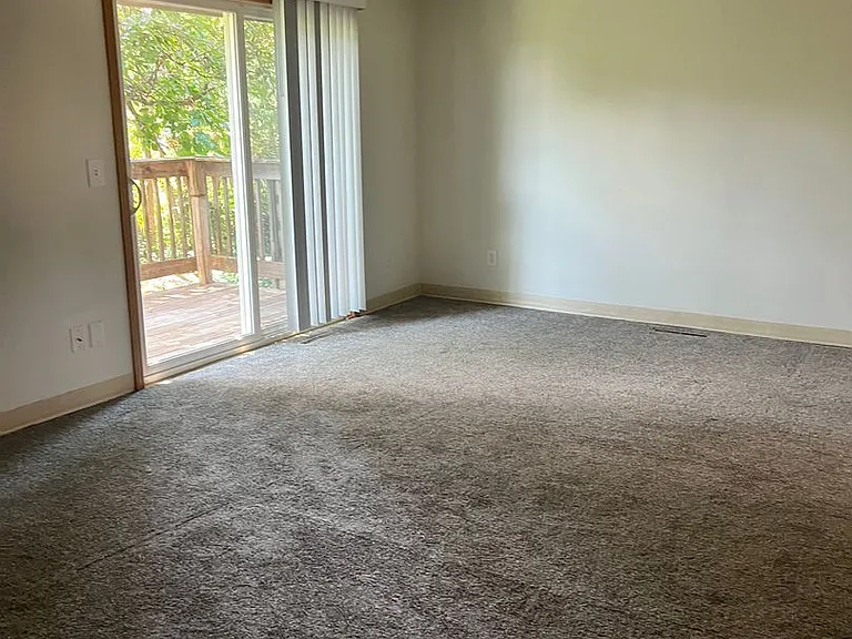 3 Bd Townhome — Photo 23