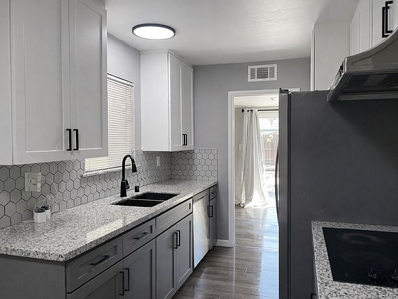 4th image of 426 E Robinhood Dr