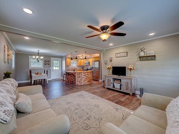 3rd image of 2804 Windwood Dr