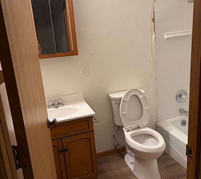2nd image of 1105 Macarthur Rd #3