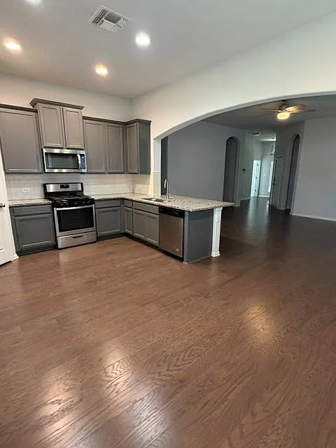 4 bed, 2.0 bath, 1690 sqft, $2,495 — Photo 3