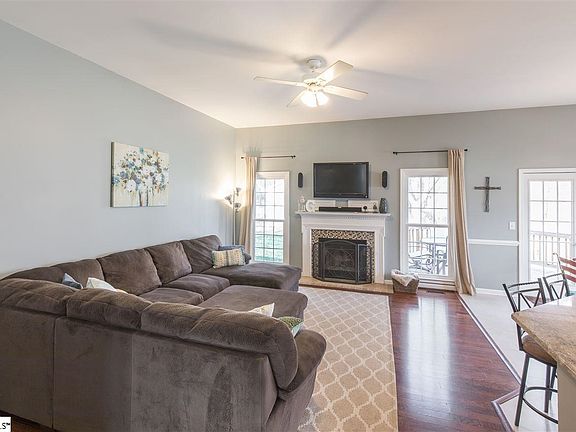4th image of 202 Hyde Park Ln