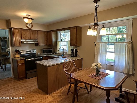4th image of 38 Meadow Ln