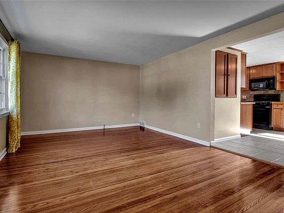 4th image of 109 Susan Ln