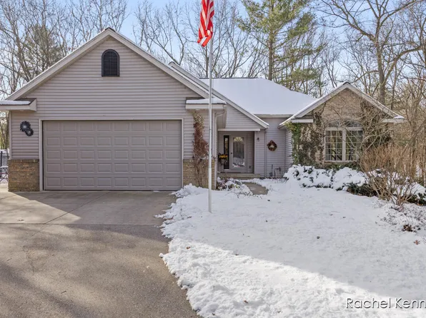 10881 Forest Valley Dr, Greenville, MI 48838
