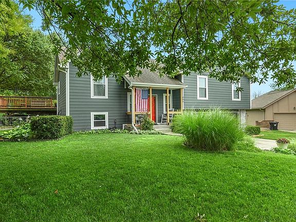 3rd image of 906 Fairview Cir