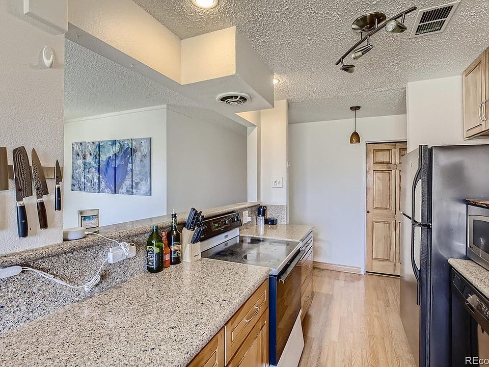 OPEN KITCHEN WITH SLAB GRANITE COUNTERS