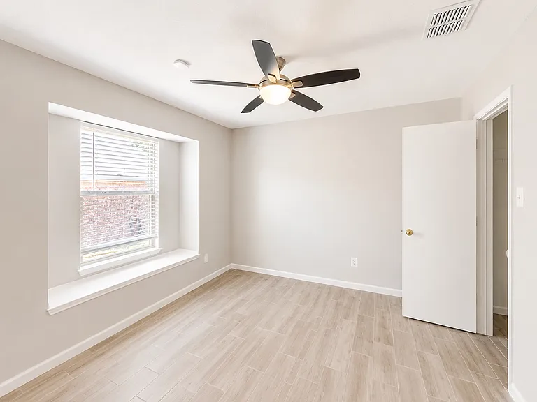 113 Ellicott Dr — Photo 12