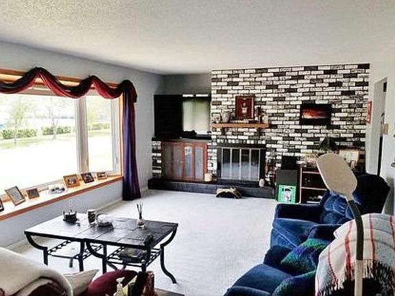 Bay window real fireplace