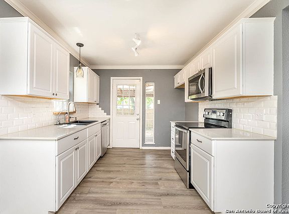 3rd image of 3802 Briarhaven St