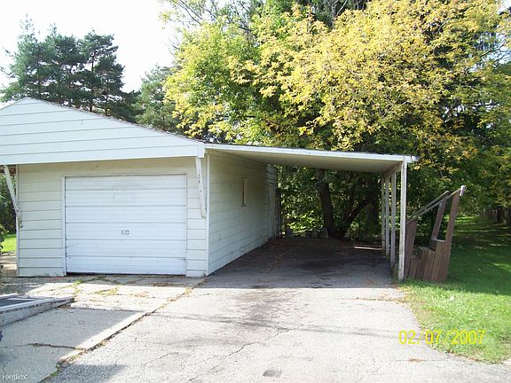 garage w/ carport