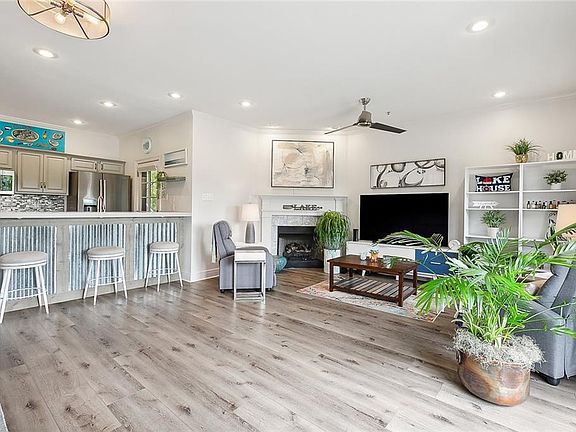 5th image of 1921 Lakeshore Dr Unit B