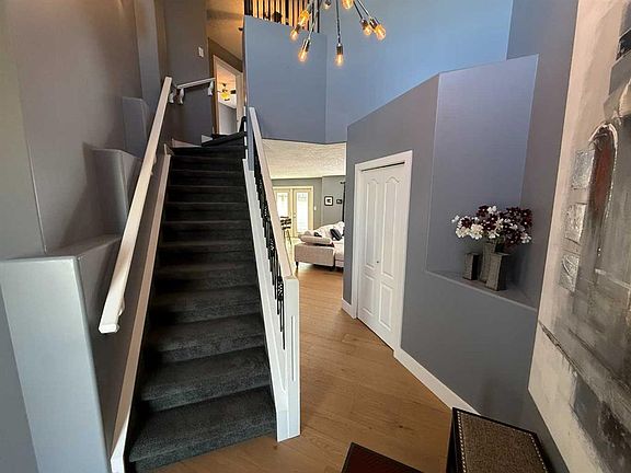 2nd image of 140 N Mackay Cres