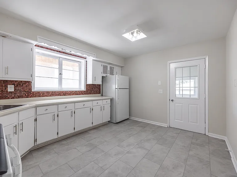 2110 N Avers Ave — Photo 2