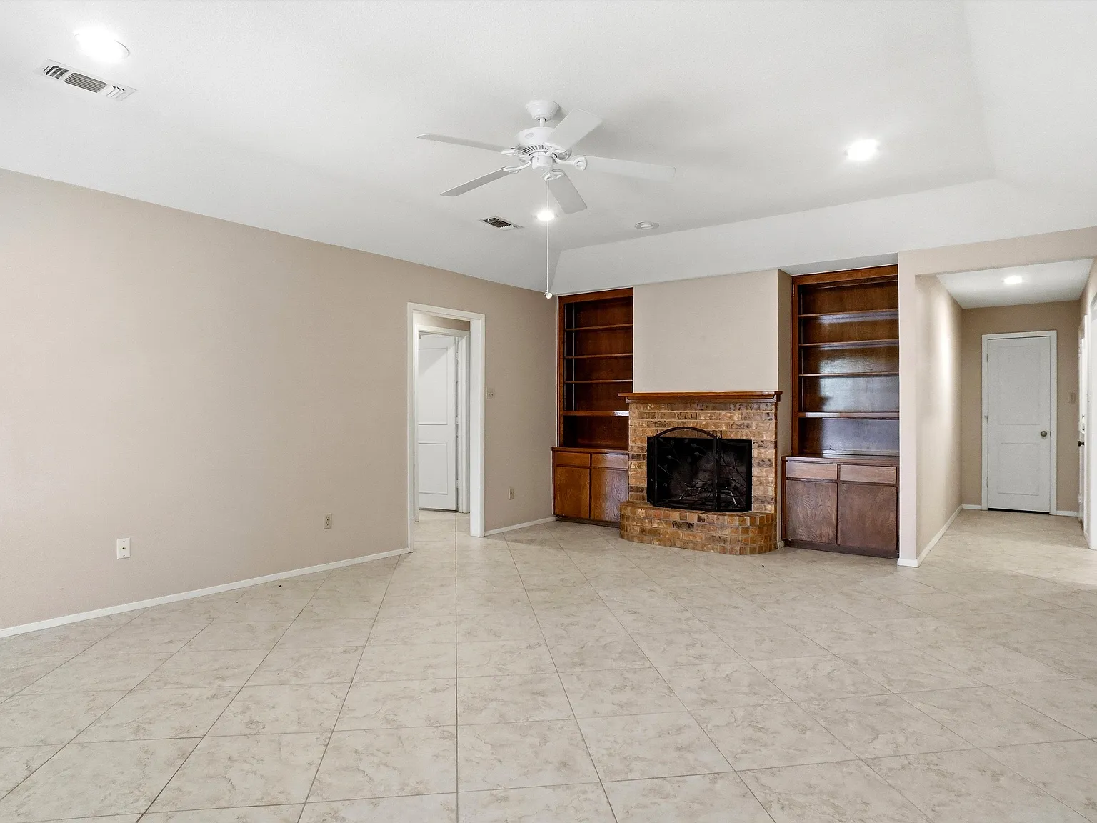 2 bed, 1764 sqft, $2,200 — Photo 2