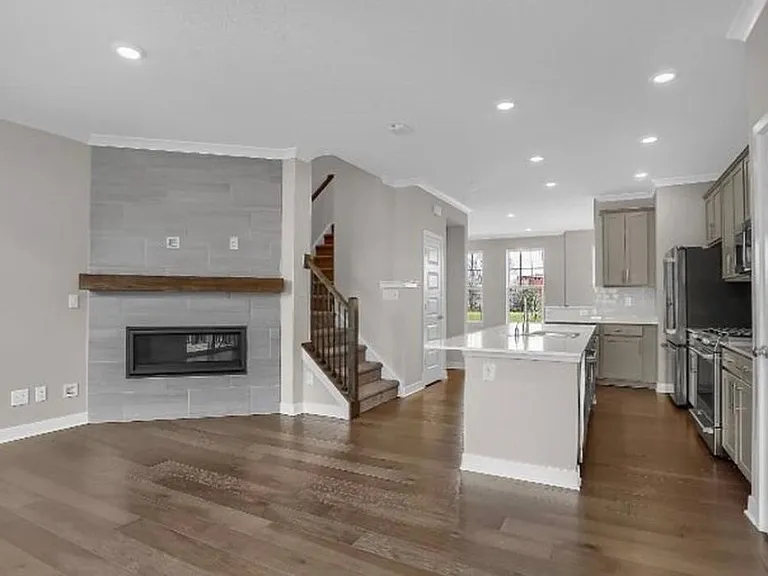 913 E 16th St — Photo 14