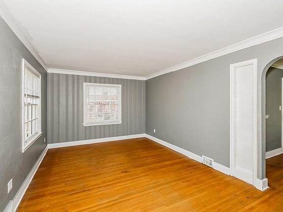 3rd image of 2010 N Dechman Ave