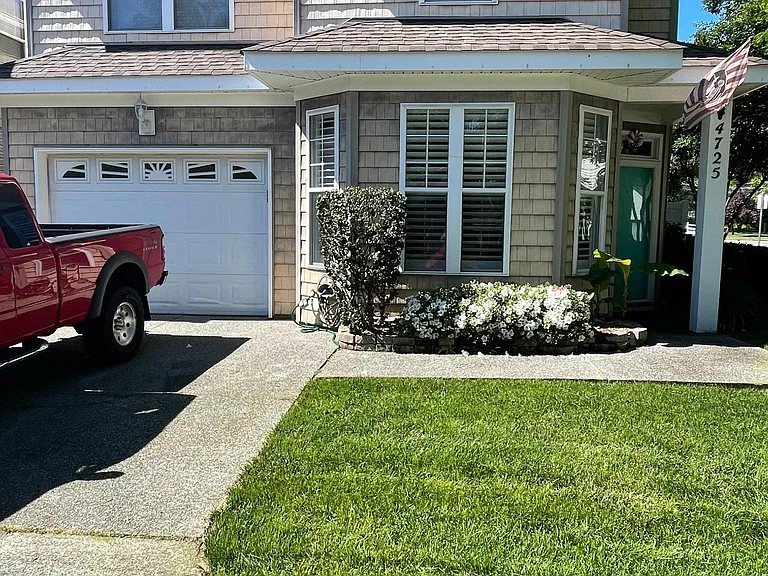 4725 Martinique Ct — Photo 1
