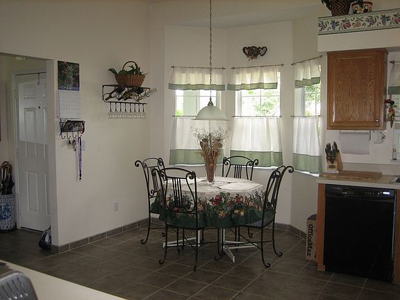 Kitchen dining area
