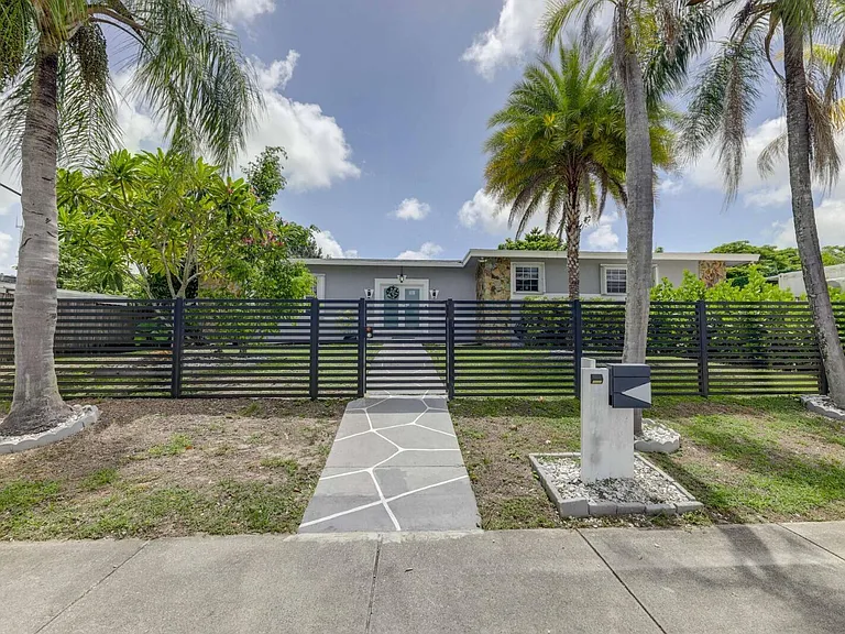 3609 SW 58th Ave — Photo 2