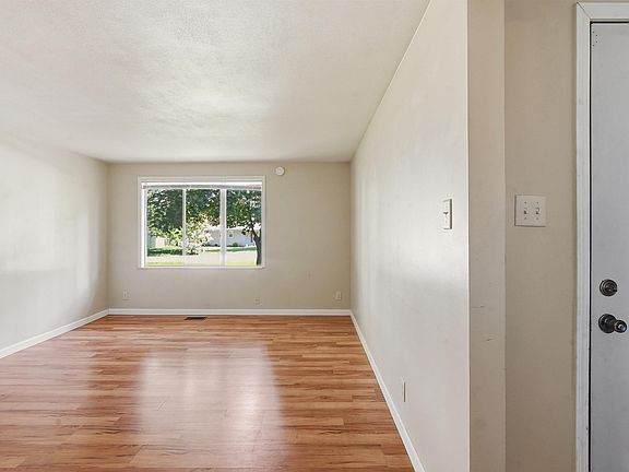 4th image of 606 W Elm St