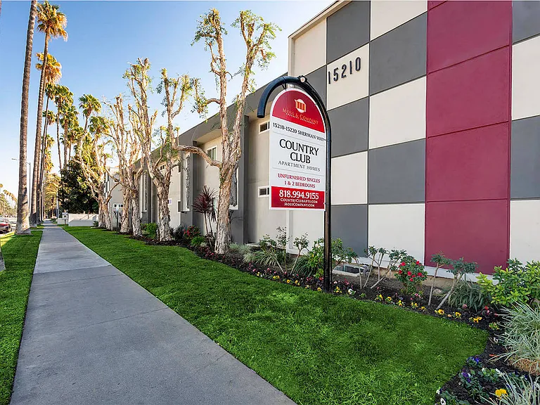 Country Club Apartments — Photo 43