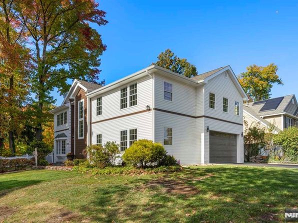 280 North Dr, River Edge, NJ 07661