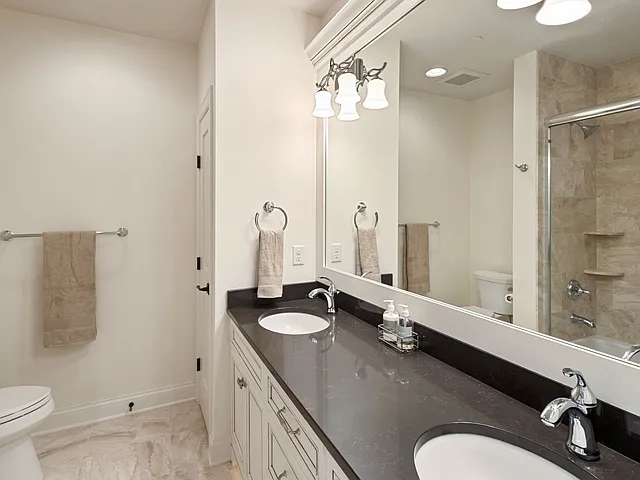 Elegant Executive 2 Bedroom Condo in Prestigious Regatta Building — Photo 3