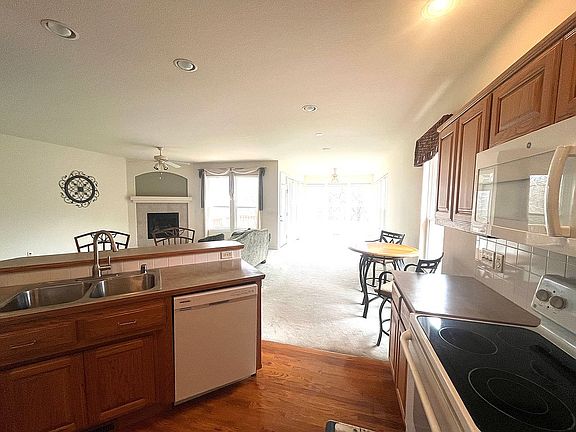 3rd image of 7 Glenbrook Ln