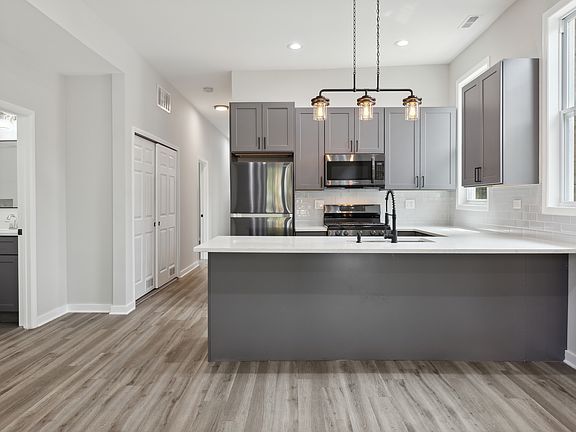 3rd image of 2739 W Evergreen Ave