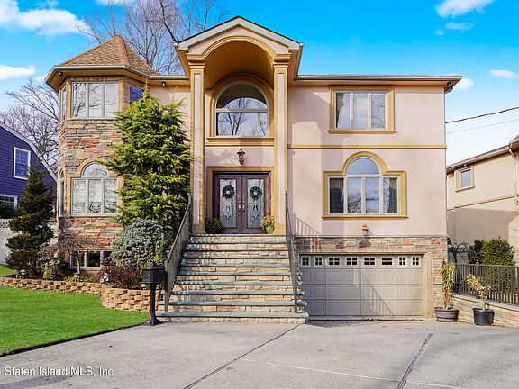 3rd image of 139 Adelaide Ave