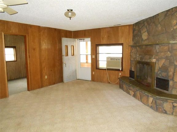 4th image of 4524 Hilltop Dr