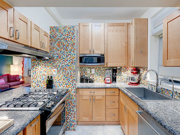 4th image of 3215 Arlington Ave APT 1E