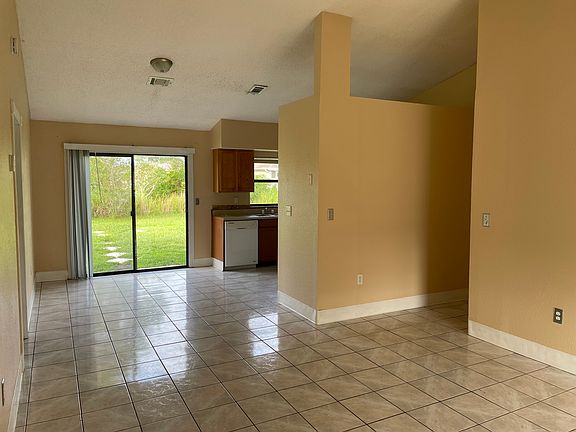 2nd image of 801 Savona Pl
