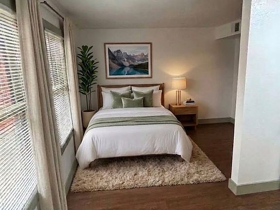 4th image of 1007 N Summit St #16