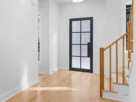4th image of 1386 Wayne Ave NE