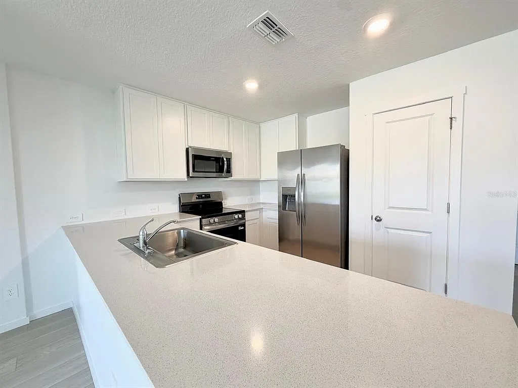 3 bed, 2.5 bath, 1378 sqft, $2,080 — Photo 4