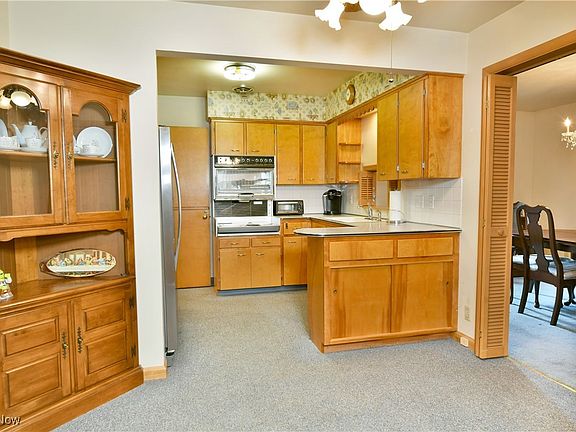 5th image of 918 Lawrence Ave