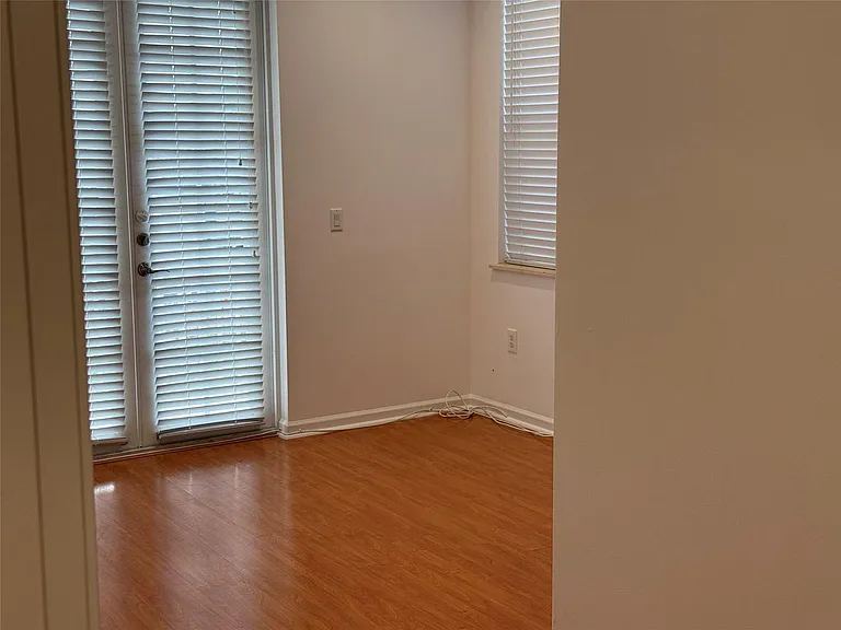 230 N G St — Photo 7