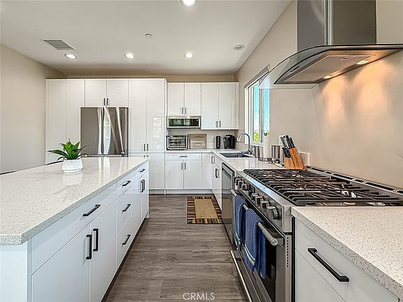 3rd image of 946 Warwick Ave
