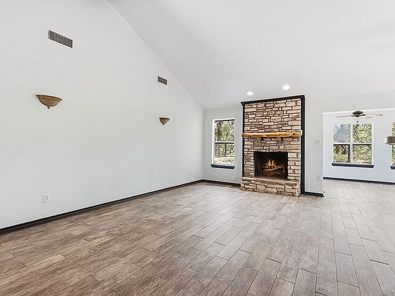 4th image of 4 & 6 Acacia Dr