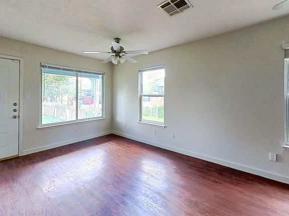 3rd image of 210 Jackman St