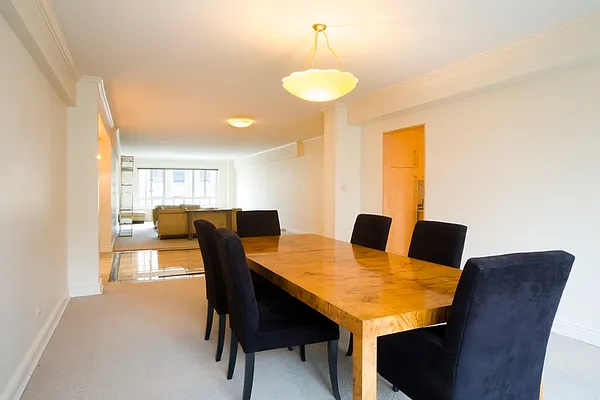 Sold by Sloane Square | media 9