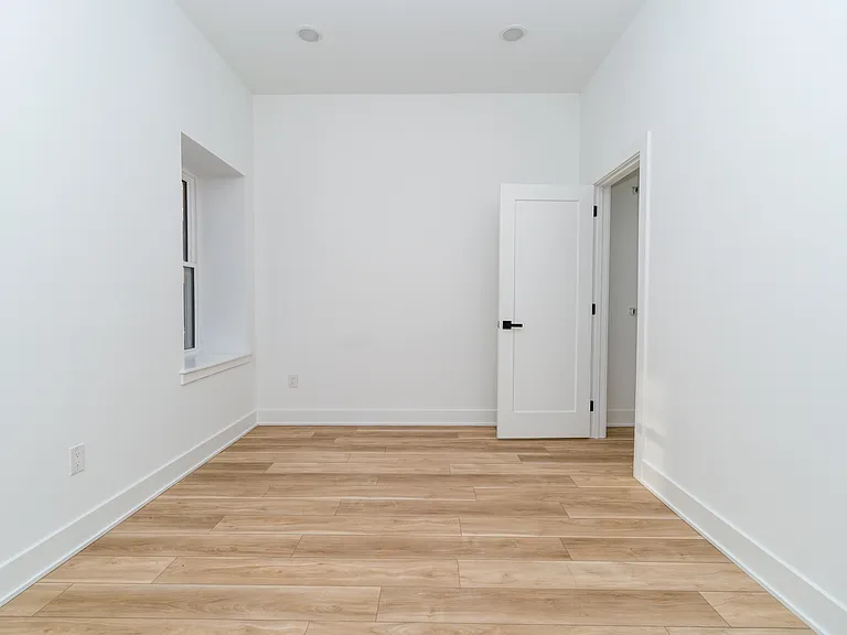 2700 E Auburn St — Photo 24