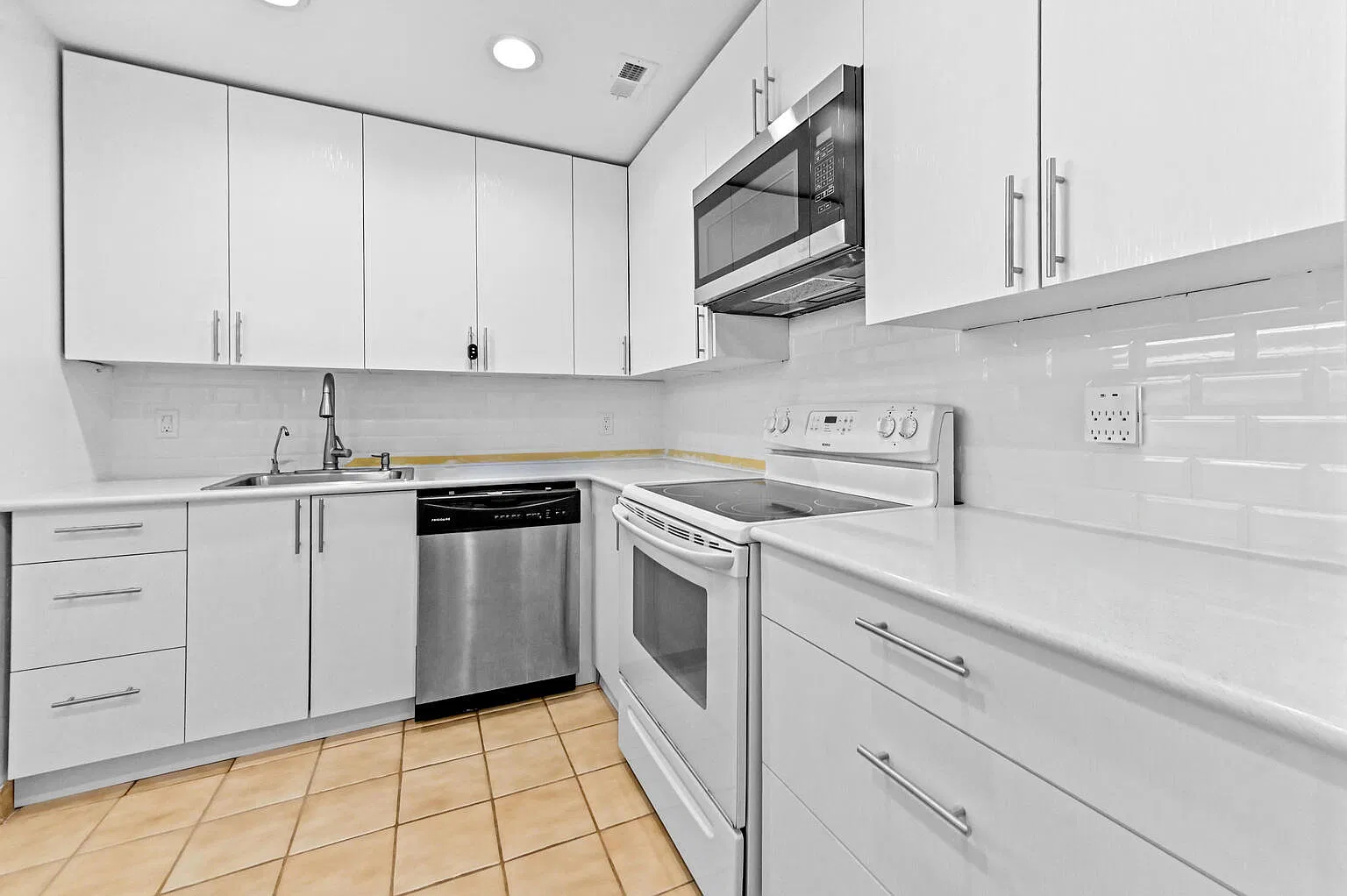 2 bed, 2.0 bath, 880 sqft, $1,700 — Photo 2