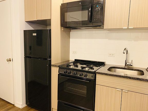 2nd image of 5716 N Winthrop Ave #605