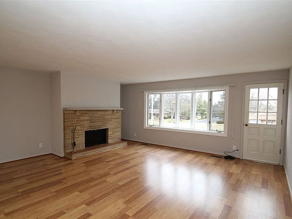 5th image of 919 W Kensington Dr