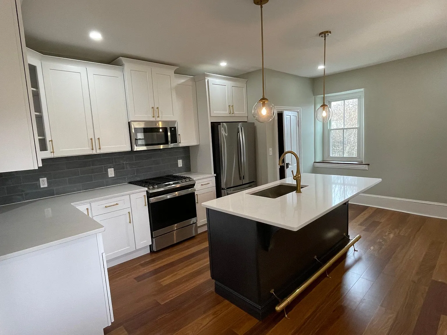 3 bed, 1.5 bath, 1100 sqft, $2,450 — Photo 1