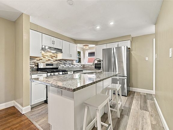 3rd image of 1004 Lessing St